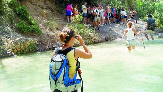 Excursionistas en el río Chíllar (archivo). 