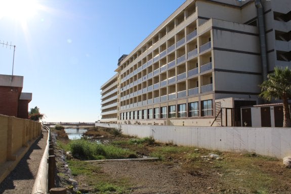 Indignación en La Cala de Mijas por la proliferación de ratas en el arroyo