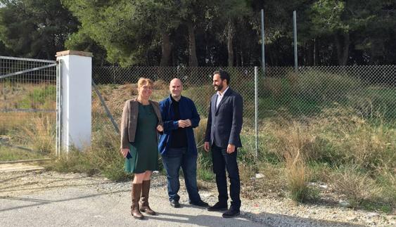 Moreno, Brenes y Pérez se quejan de que el Ayuntamiento ha tirado un millón de euros a la basura en obras que no se van a usar o en material robado. 