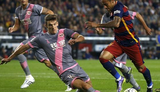 Llorente se lanza al corte ante Neymar en su primer y único partido hasta ahora en el Camp Nou, la pasada campaña. 