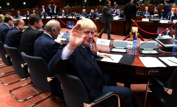 El ministro de Asuntos Exteriores británico, Boris Johnson, saluda antes del comienzo de la reunión con sus colegas europeos. :: EMMANUEL DUNAND / afp