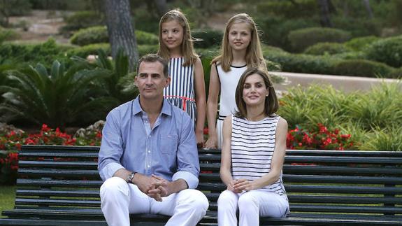 Los Reyes, junto a sus hijas Leonor y Sofía, en sus pasadas vacaciones.