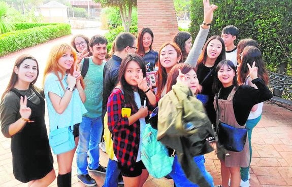 Estudiantes coreanos en el Jardín Botánico del campus de Teatinos. :: Crónica