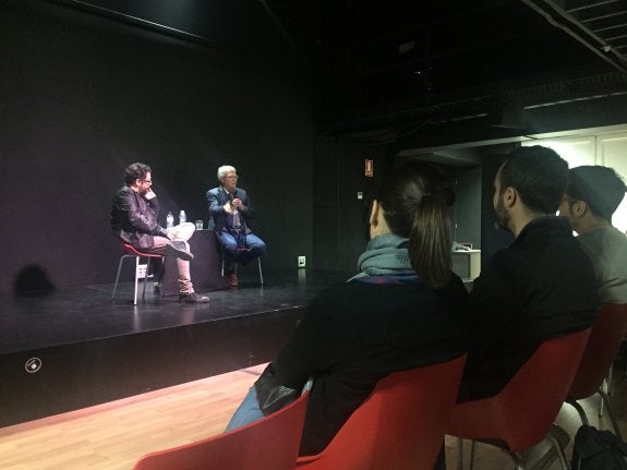 El periodista Víctor A. Gómez, encargado de presentar la charla, junto a Brian Yuzna. :: A.J.