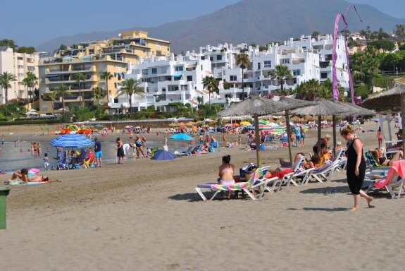 Bañistas en la playa de El Cristo, uno de los espacios que verá mejoradas sus instalaciones. :: L.P
