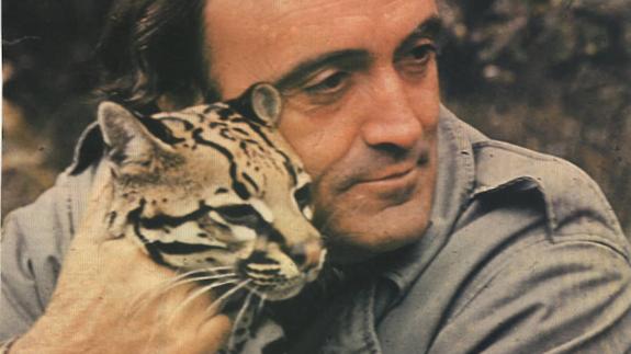 Félix Rodríguez de la Fuente acaricia a un lince ibérico, que aún sigue en peligro de extinción.
