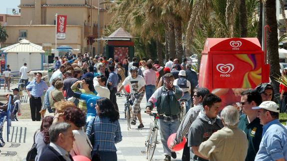 El paseo marítimo Ciudad de Melilla es uno de los más transitados por los malagueños. 