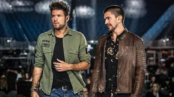 Pablo López, en un ensayo junto con Juanes, antes de la gala de los premios Grammy Latino.