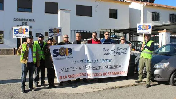 Miembros del sindicato se concentraron ayer junto a la comisaría de Policía Nacional en Ronda.