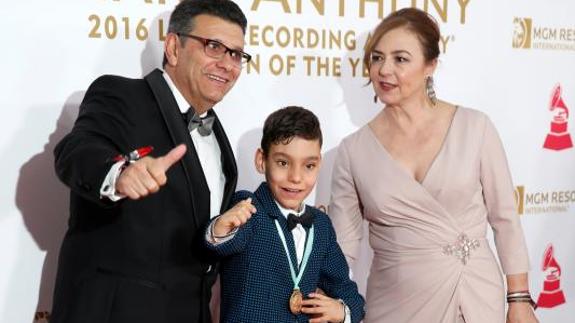 Adrián posa con sus padres en la alfombra roja. 