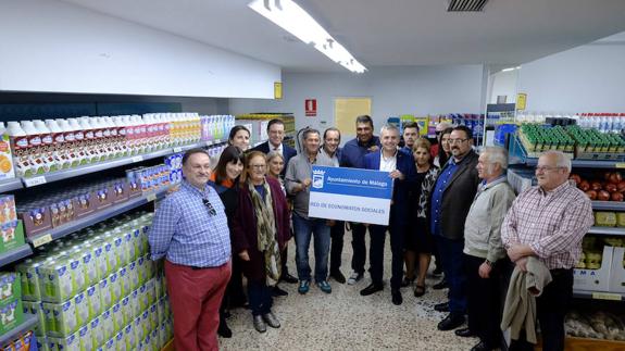 Cassá y Andrade, en el centro, en la fundación Corinto. 