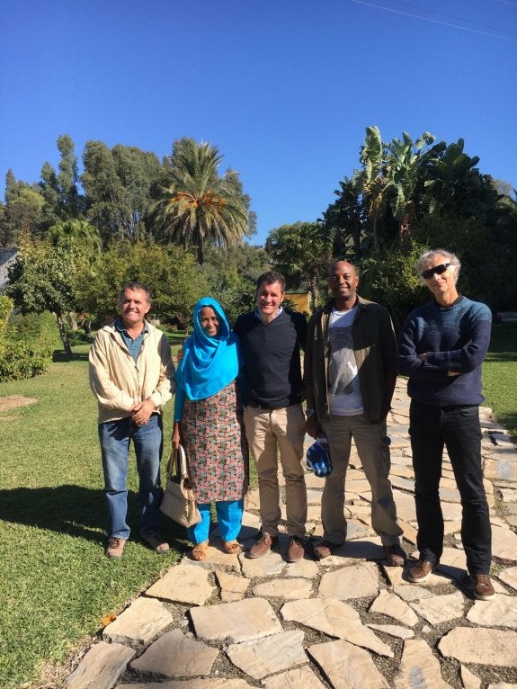 Eduardo de la Peña, en el centro, junto a algunos de los investigadores que están en el proyecto. :: sur