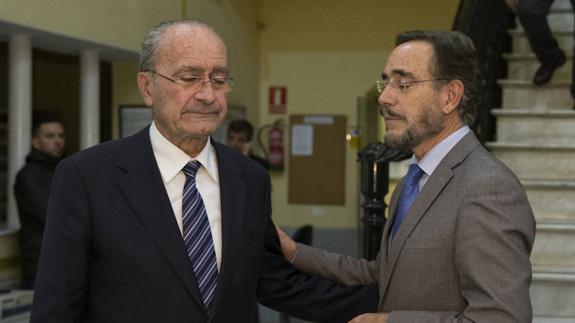 El alcalde y el consejero de Fomento, ambos con los ojos cerrados, en una llamativa imagen que refleja la falta de entendimiento. 