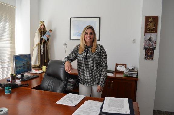 Mari Carmen Navas, de 43 años, en su despacho de la cofradía del puerto de Caleta de Vélez. :: e. cabezas