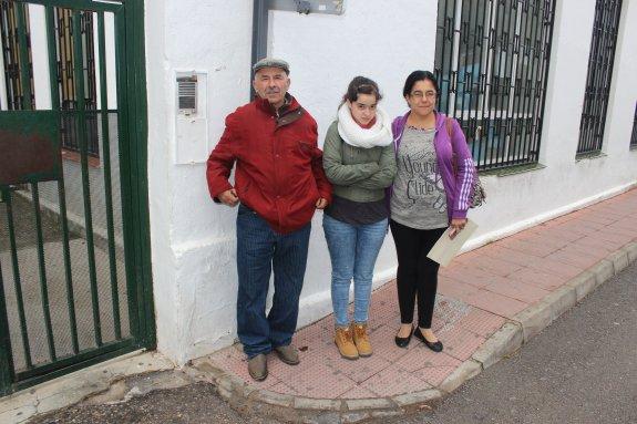 Viviana, con sus padres, en la puerta del instituto en Ronda. :: V. Melgar