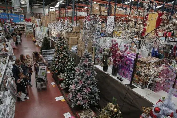 Clientes compran decoración navideña en Comercial Patricia, en el polígono Guadalhorce.
