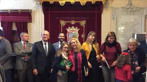 En el centro, Ramos y su hija Celia, concejal infantil, junto al alcalde, Andrade, Pérez, Martín Palop, Torralbo y Porras.