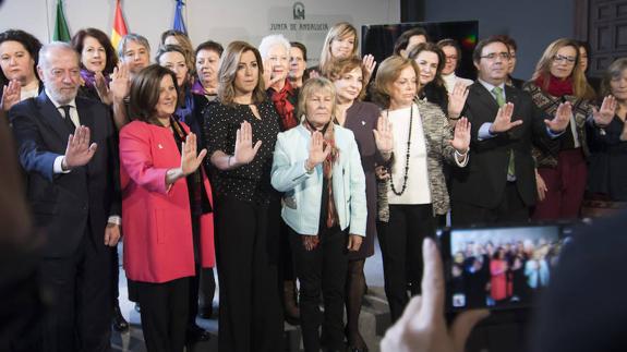 La presidenta posa con colectivos de mujeres en la presentación de la campaña contra la violencia machista.