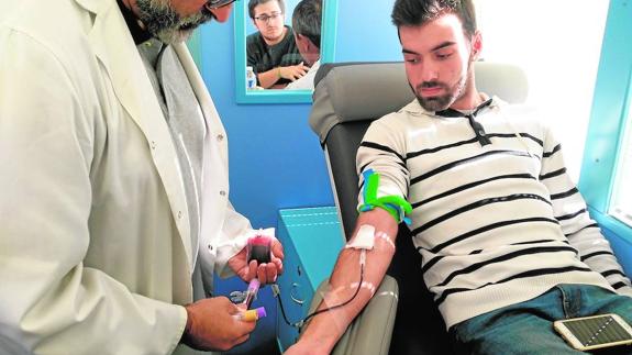Un estudiante dona sangre en una de las unidades móviles ubicadas en el campus de Teatinos.
