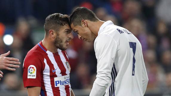 Momento de tensión entre Koke y Cristiano durante el derbi madrileño disputado en el Calderón.