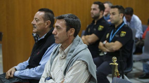 Javier Lendínez, durante un juicio junto a Julián Muñoz. 