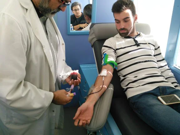 Un estudiante dona sangre en una de las unidades móviles ubicadas en el campus de Teatinos. :: l. martos