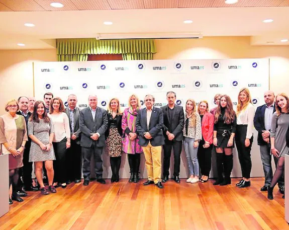 Acto de entrega de diplomas de la beca. :: crónica