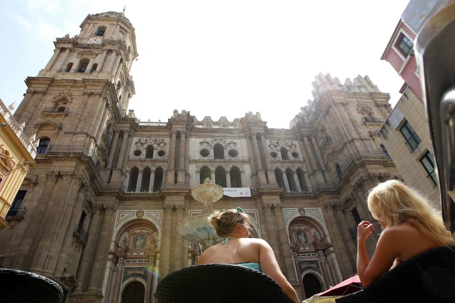 Imagen de dos turistas frente a la Catedral de Málaga.