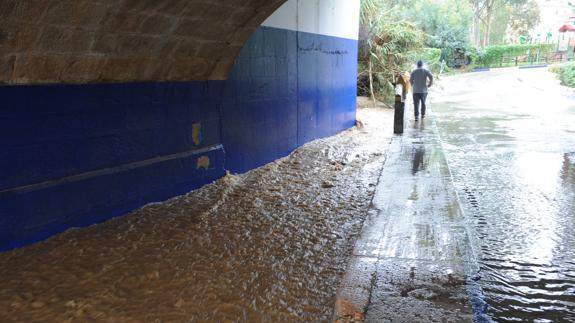 Arroyo a punto de desbordarse en el túnel del hotel Vincci Estrella del Mar, bajo la A-7, en Marbella. 