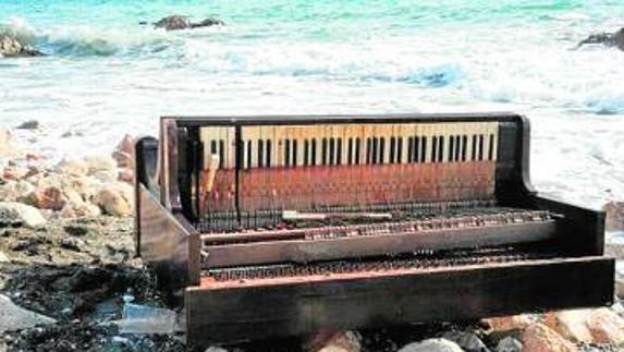 Un piano de película en la playa