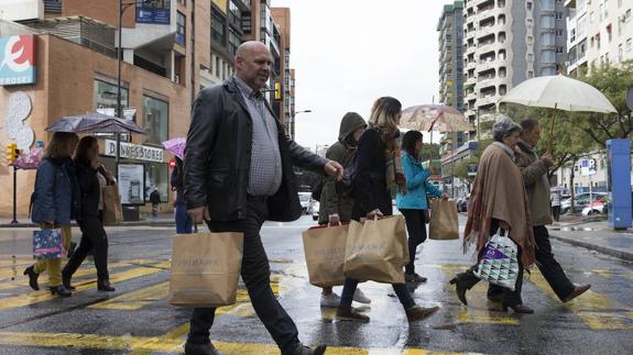 Clientes salen con bolsas del centro comercial Larios Centro.