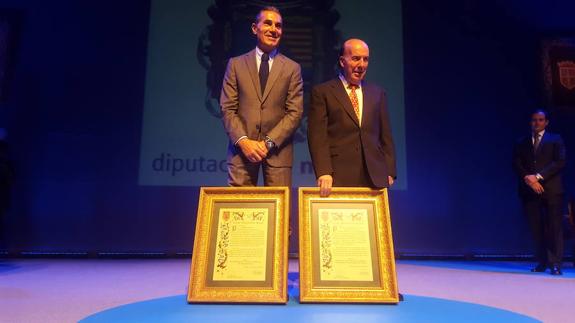 Scariolo y Chiquito posan con sus distinciones.
