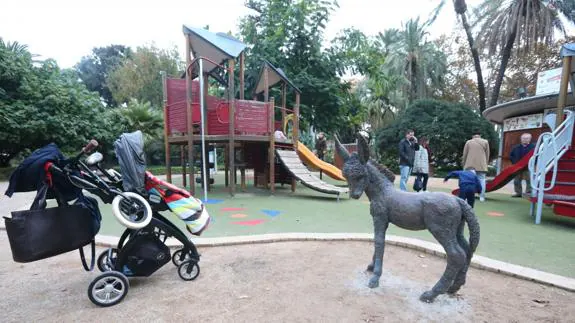 La estatua del burrito Platero ha vuelto a su emplazamiento en el Parque, junto a una zona infantil.