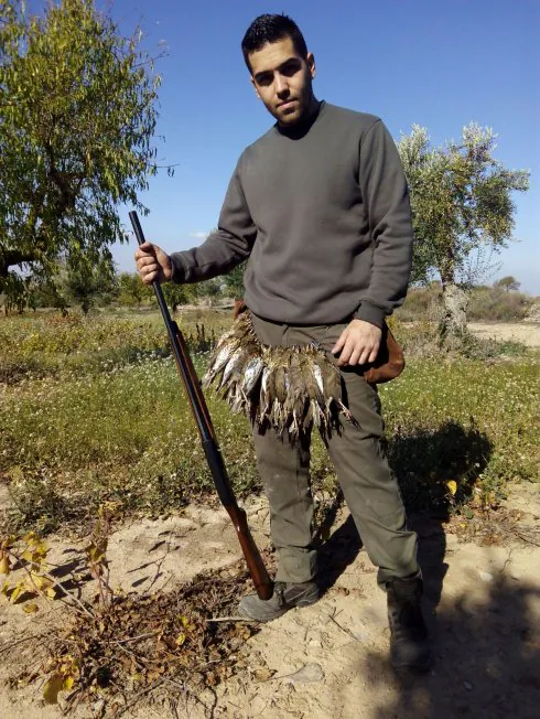 Un cazador con una percha de zorzales. :: J. M. Morales