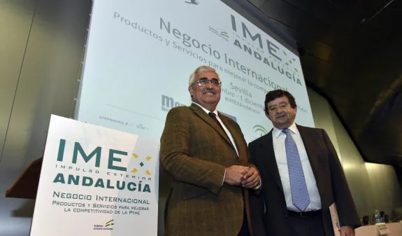 El consejero de Economía junto a Jaime Ussía, presidente de Moneda Unica, organizador de IMEX. :: sur
