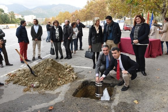 El presidente de la Diputación, Elías Bendodo, y el alcalde de Marbella, José Bernal, en el acto simbólico de colocación de la primera piedra. 