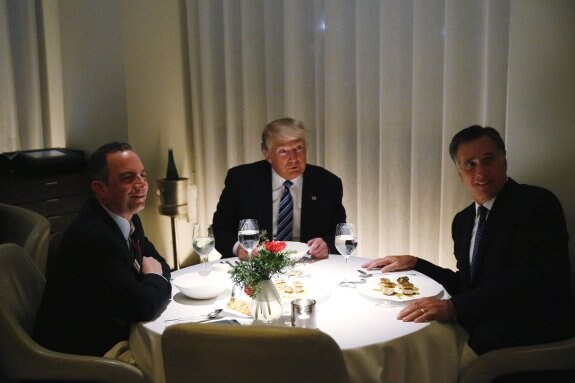 Donald Trump, durante la cena que compartió el lunes con el antiguo aspirante republicano a la presidencia Mitt Romney (decha.). :: lucas jackson / reuters