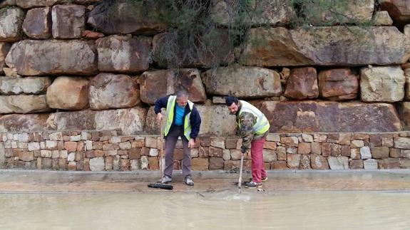 Ciudadanos intentan achicar el agua caída