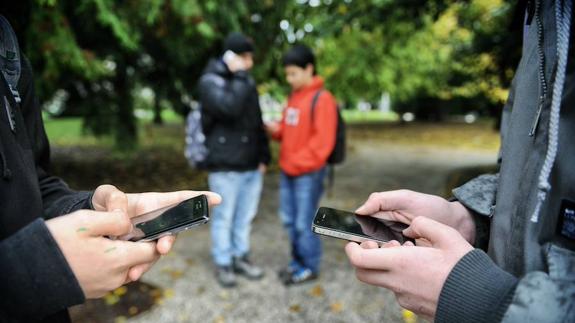 El ‘cyberbullying’ o el sexting’ son algunos de los delitos que se cometen a través del móvil.