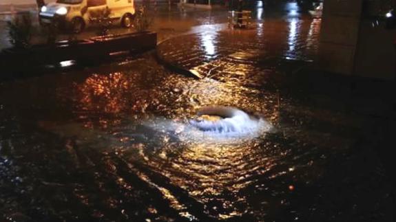 Una calle inundada en Estepona, esta madrugada.