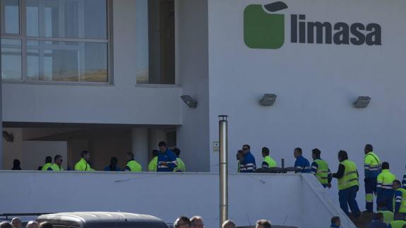 Un grupo de trabajadores, en la sede de la empresa.