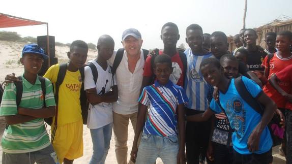 El presidente de la cooperativa, con alumnos del Collège de Mouit en Gardiol, Saint Louis, Senegal.