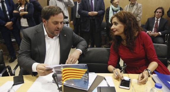 La consejera andaluza, María Jesús Montero, conversa con el conseller catalan, Oriol Junqueras, durante el CPFF del jueves. :: EFE