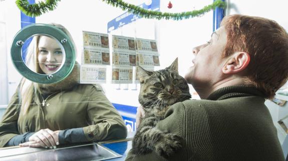 Irene, con Floki en brazos, atiende a una clienta que también sueña con un premio esta Navidad. 