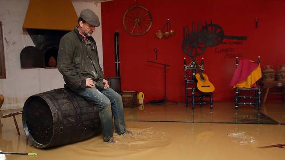 Luque, en la Peña Flamenca de Doña Ana inundada. 