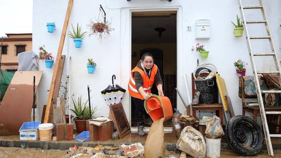 Los objetos personales (muebles, electrodomésticos y ropa, entre otras cosas) se agolpaban ayer frente a la puerta de las casas de los vecinos de Doña Ana. 