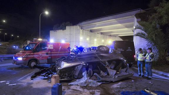 Estado en el que quedó el automóvil siniestrado y, de fondo, el paso elevado de la autovía desde el que se precipitó