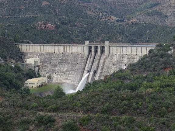 Vista de las compuertas de la presa desembalsando agua ayer al mediodía. 