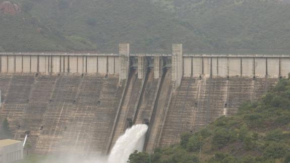 La falta de infraestructuras obliga a desembalsar agua en La Concepción