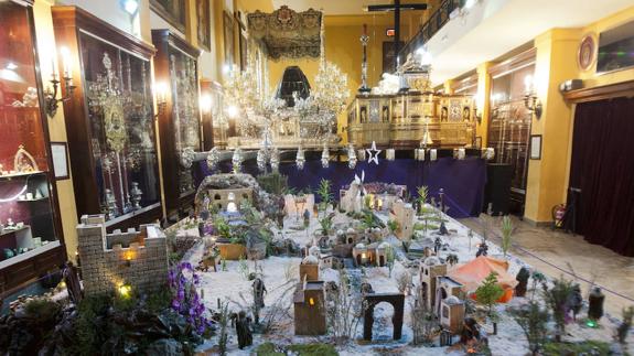 Gran nacimiento montado en el salón de tronos. 